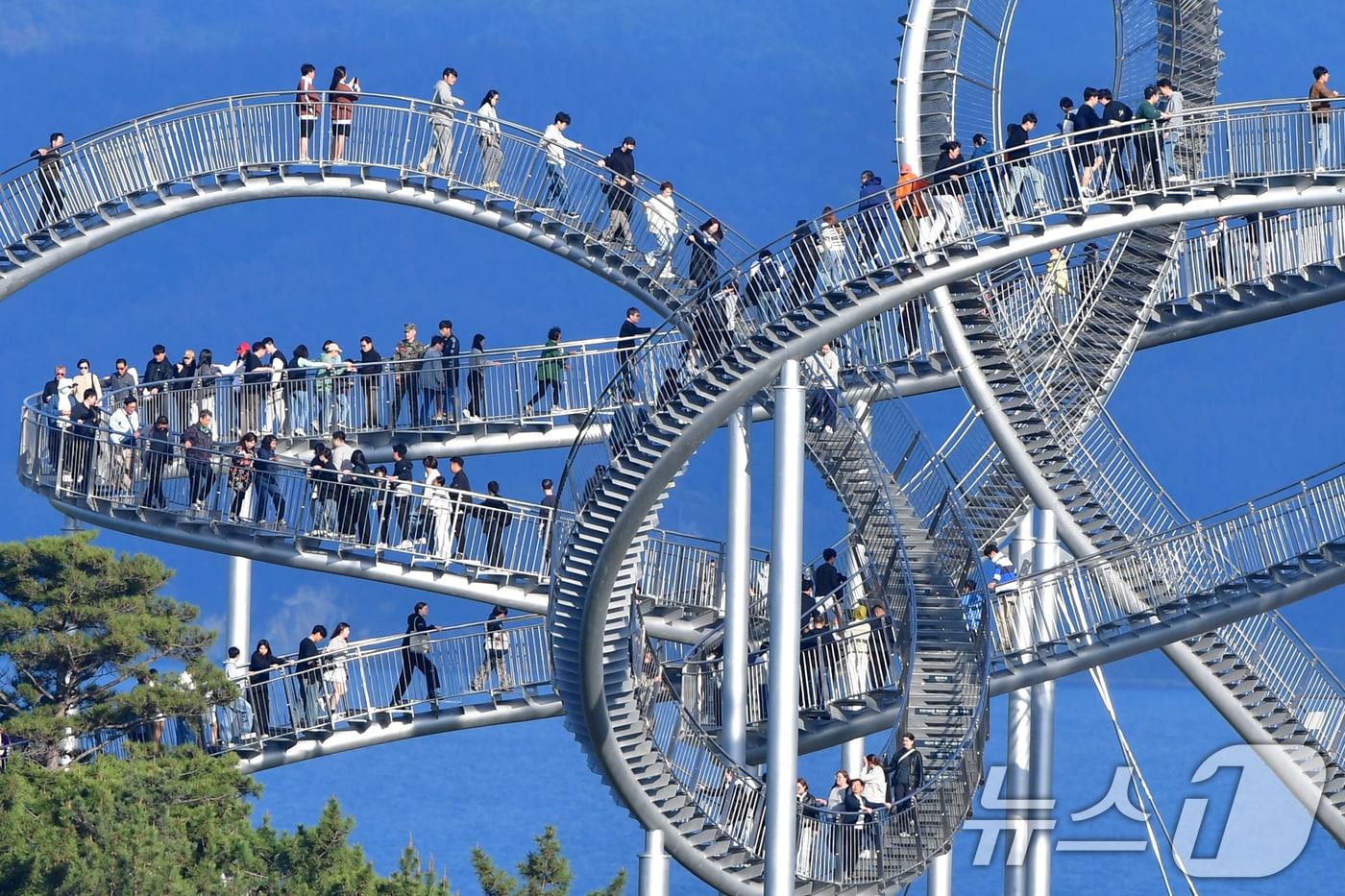 경북 포항시의 관광랜드마크가 된 환호공원 스페이스워크가 준공 4년을 맞았다.(뉴스1 자료, 재판매 및 DB금지) /뉴스1 ⓒ News1 최창호 기자