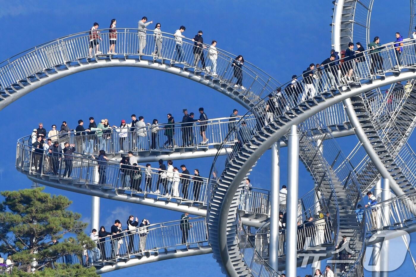 본문 이미지 - 3일 오후 경북 포항시 북구 환호공원 스페이스워크에서 관광객들이 연휴를 보내고 있다. 2025.5.3/뉴스1 ⓒ News1 최창호 기자