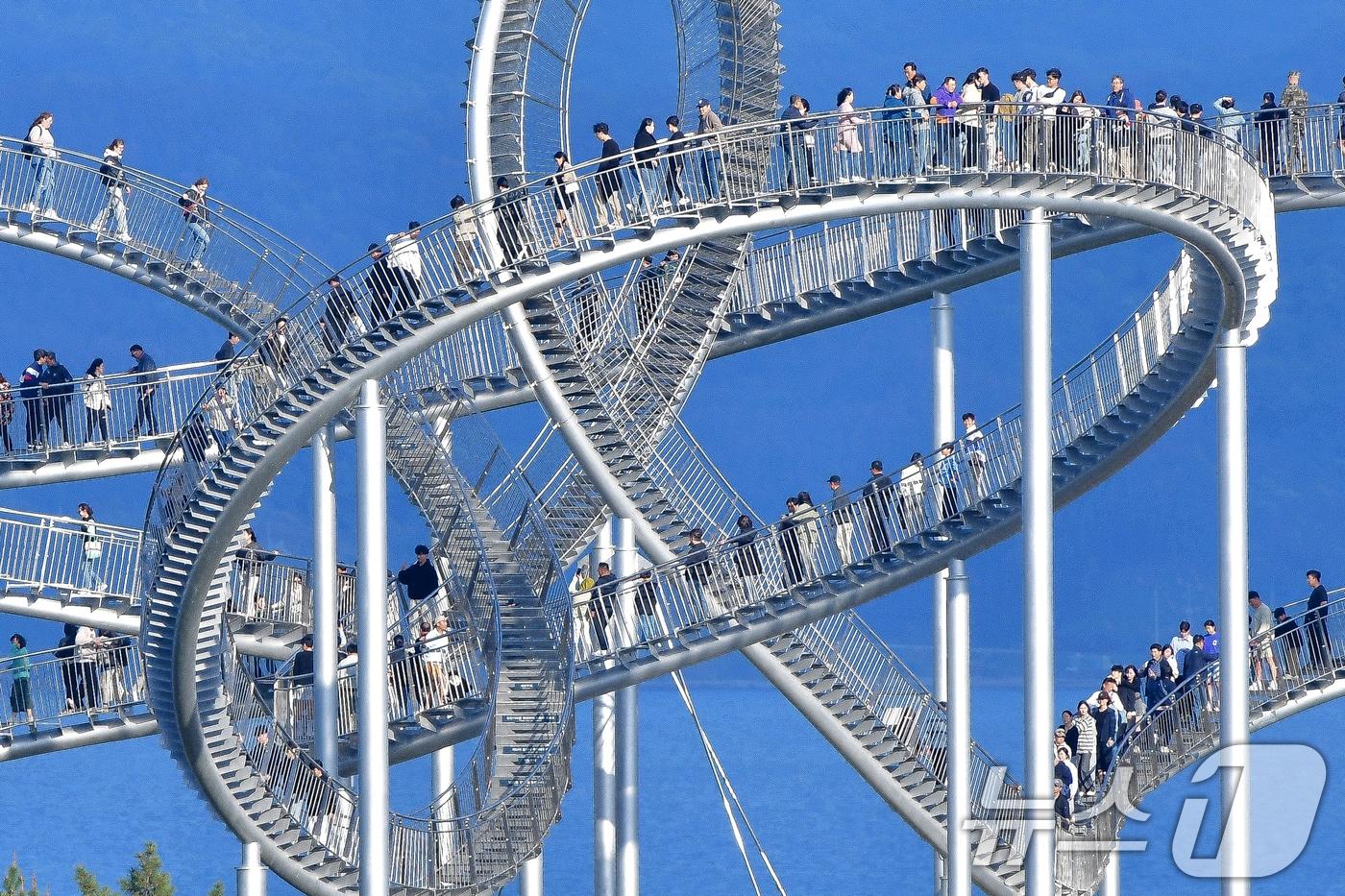 경북 포항시 북구 환호공원 스페이스워크를 찾은 관광객들. (뉴스1 자료 재판매 및 DB금지) ⓒ News1 최창호 기자