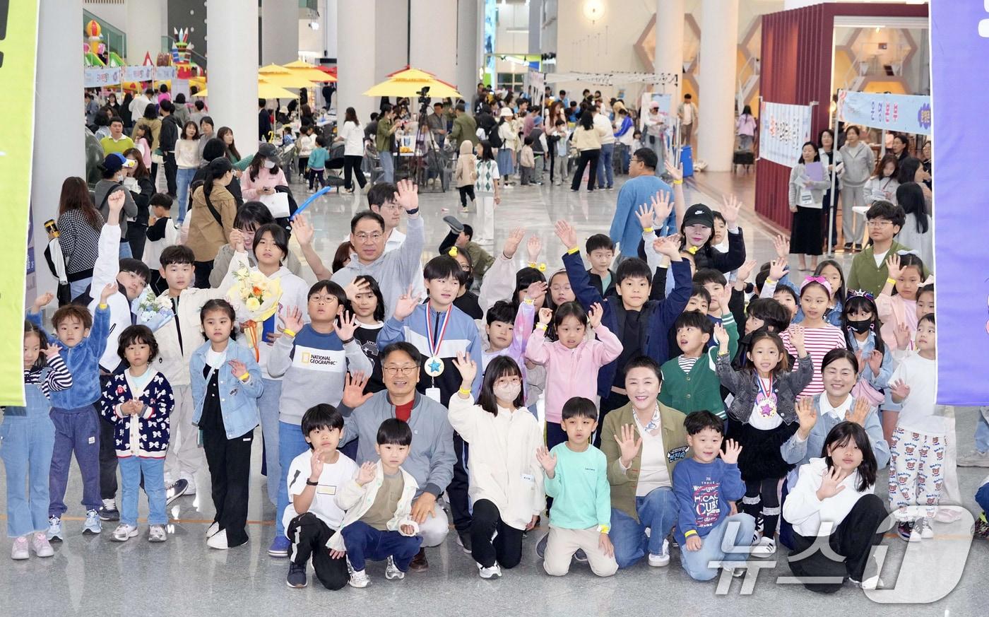 본문 이미지 - 강기정 광주시장이 3일 시청 시민홀에서 열린 제103회 어린이날 행사에 참석해 어린이들과 기념촬영을 하고 있다.(광주시 제공. 재판매 및 DB 금지) 2025.5.3/뉴스1 