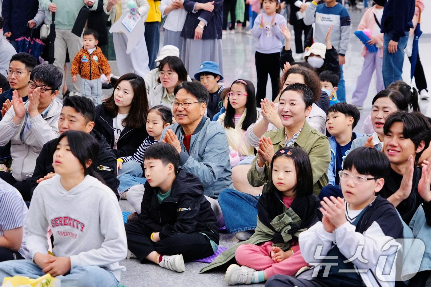강기정 광주시장이 3일 시청 시민홀에서 열린 제103회 어린이날 행사에 참석해 어린이들과 공연을 관람하고 있다.&#40;광주시 제공. 재판매 및 DB 금지&#41; 2025.5.3/뉴스1 ⓒ News1 박준배 기자