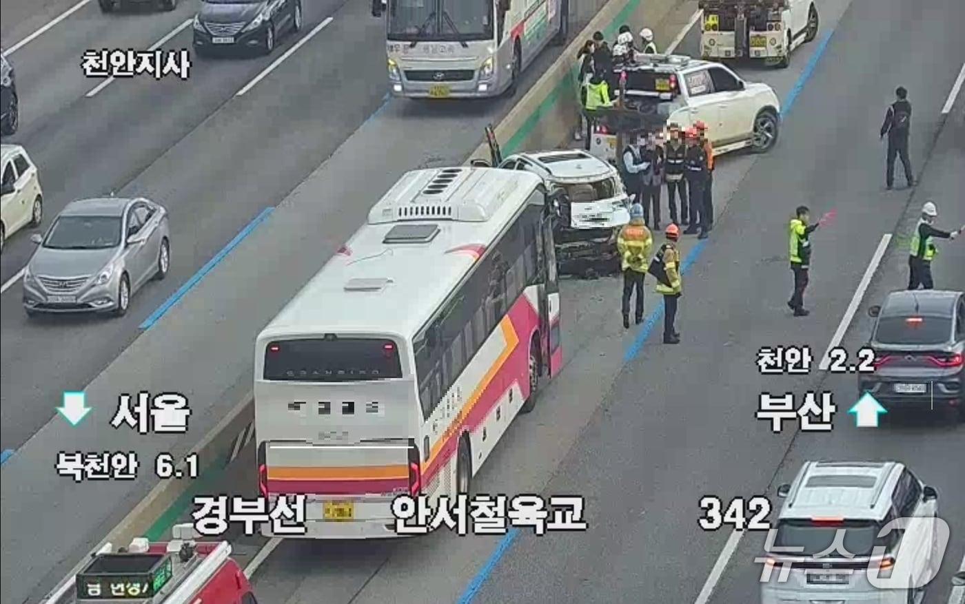 본문 이미지 -  천안 동남 경부고속도로 부산 방향 천안IC 인근 교통사고 현장.(도로공사 CCTV 갈무리)