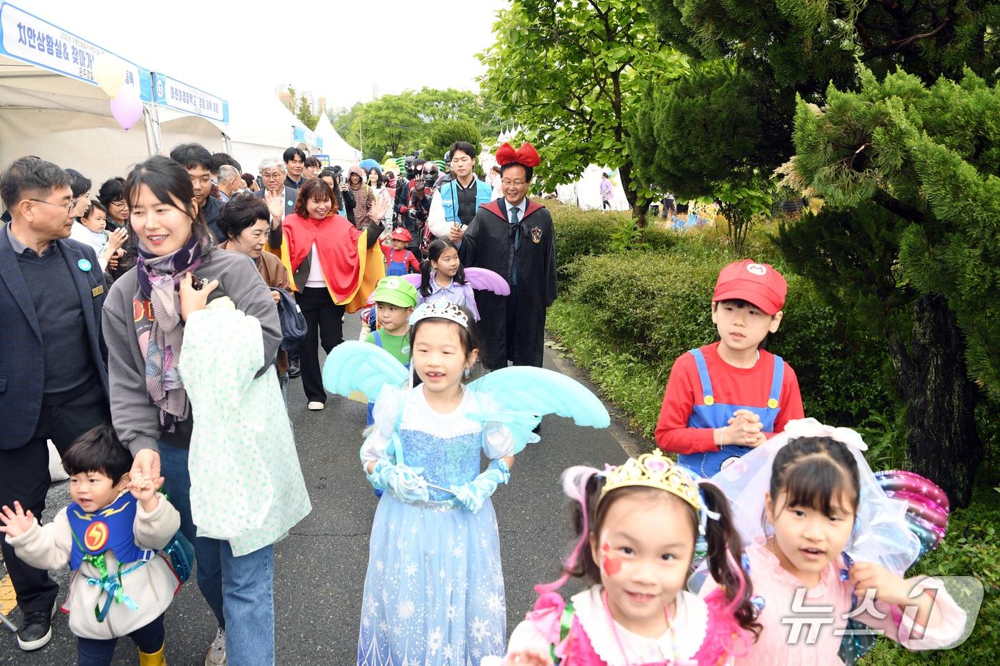 본문 이미지 - 3일 전북자치도 완주군에서 열린 어린이날 행사에서 어린이들이 귀여운 복장을 하고 즐거운 시간을 보내고 있다.(완주군 제공, 재판매 및 DB금지) 