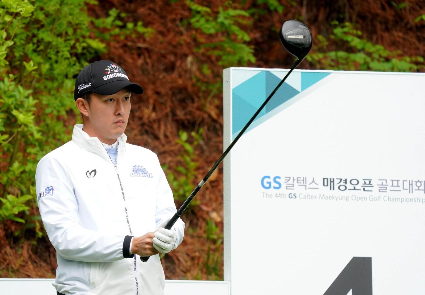 김백준이 3일 경기 성남의 남서울CC에서 열린 GS칼텍스 매경오픈 3라운드  4번홀에서 티샷을 준비하고 있다. &#40;GS칼텍스 매경오픈 대회조직위원회&#41;