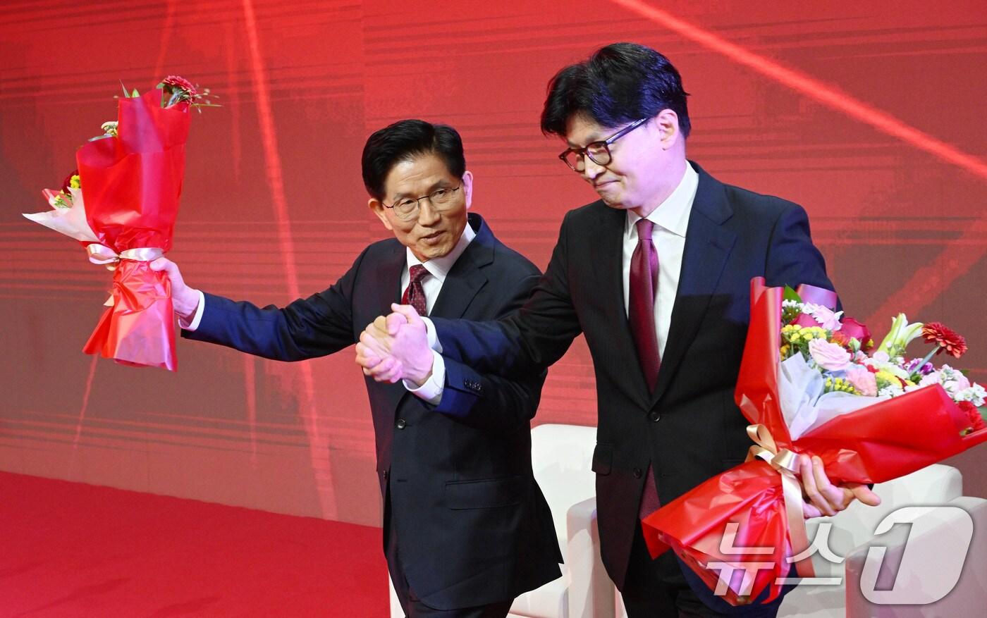 김문수 국민의힘 대통령 후보가 3일 경기 고양시 킨텍스에서 열린 5차 전당대회에서 최종 후보로 확정된 뒤 한동훈 대선 경선 후보 손을 잡고 있다. (공동취재) 2025.5.3/뉴스1 ⓒ News1 김민지 기자