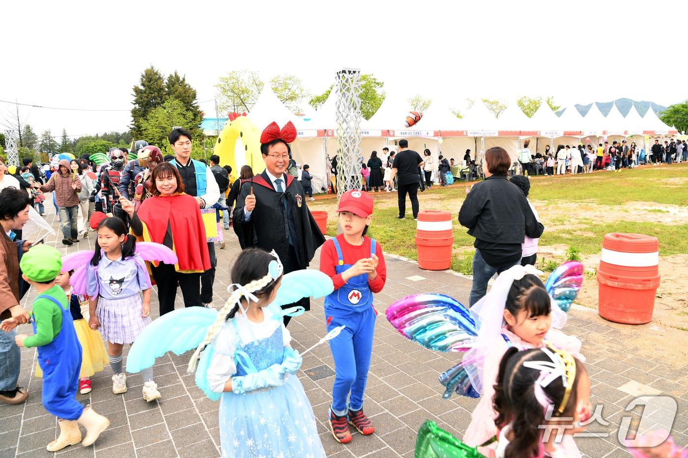  5월 가정의달을 맞아 3일 '아동친화도시' 전북자치도 완주군청 어울림마당에서 어린이날 대축제가 열렸다. 유희태 완주군수가 축제에 참여한 어린이들과 이색분장(코스프레)을 하고 행진하고 있다.(완주군 제공, 재판매 및 DB금지)