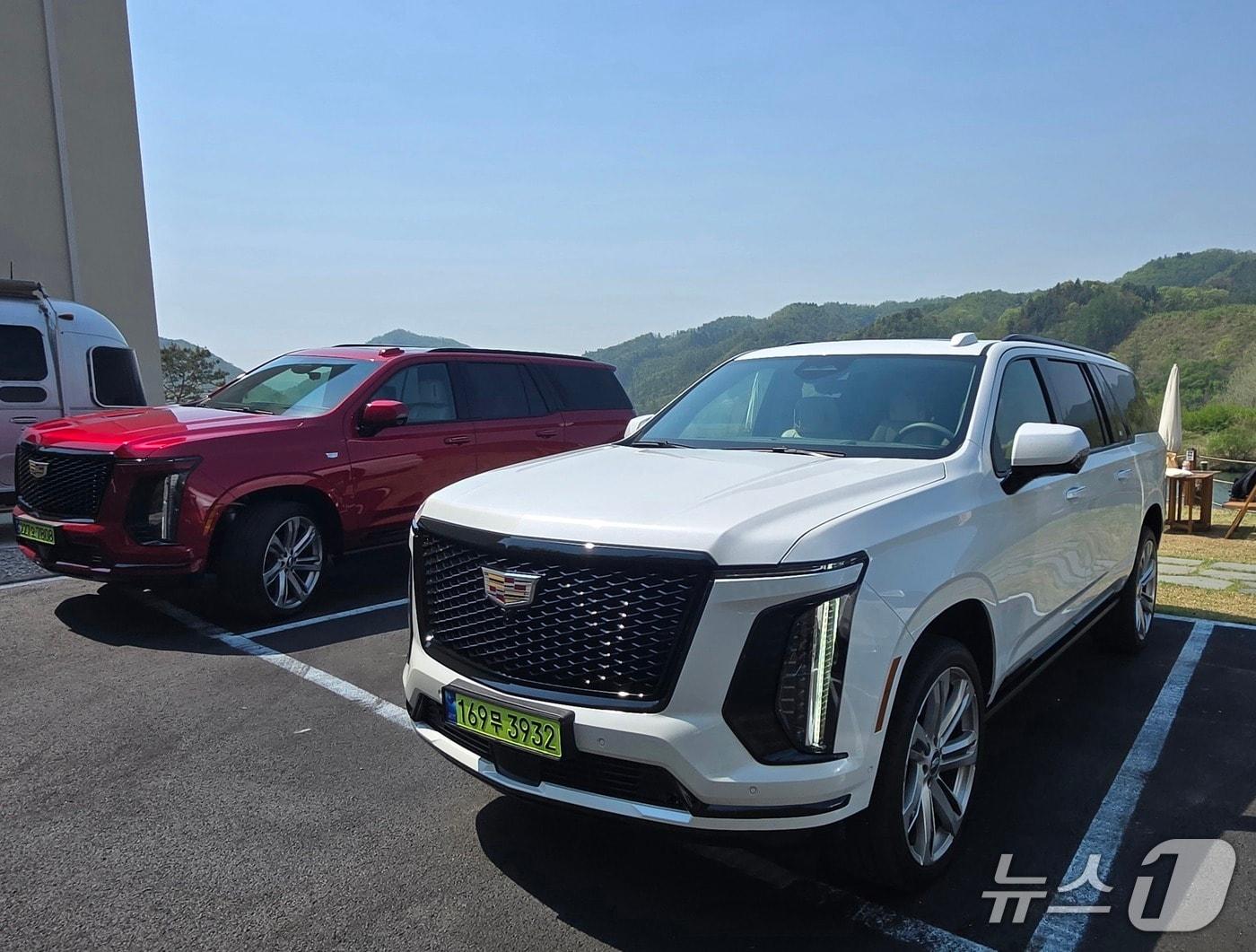 본문 이미지 - 지난달 25일 강원 춘천의 한 카페에서 촬영한 캐딜락 '더 뉴 에스컬레이드'(ESV) '스포트 플래티눔' 트림 전면·측면. 2025.04.25/뉴스1 김성식 기자