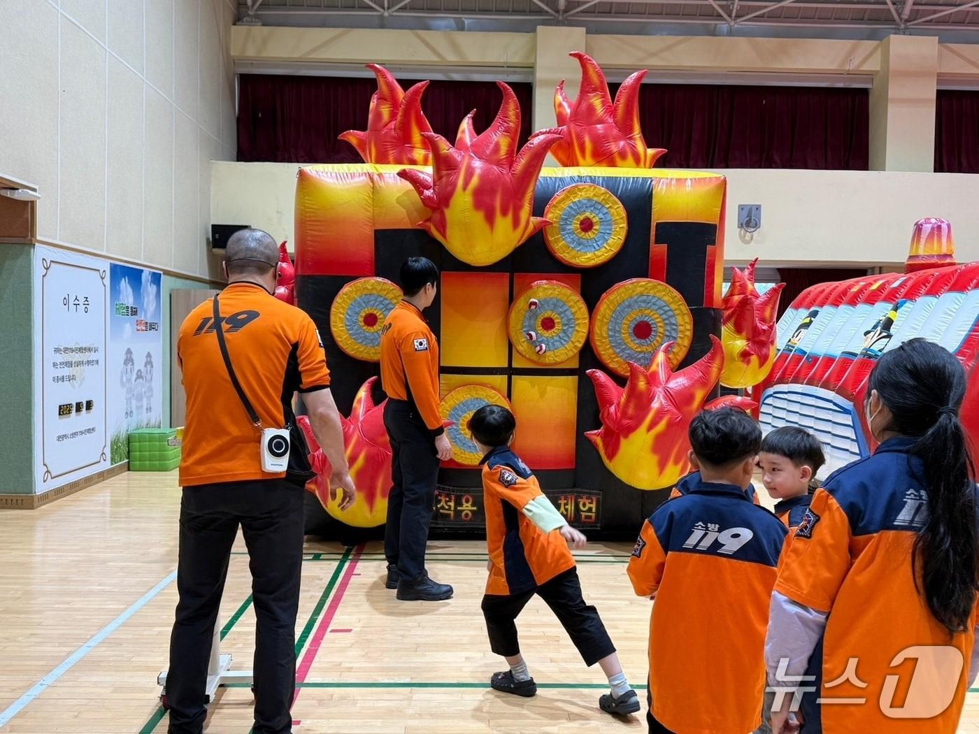 본문 이미지 - 시민들이 '가족 사랑 안전체험 한마당' 체험을 하고 있다.(대전소방본부 제공, 재판매 및 DB 금지)/뉴스1