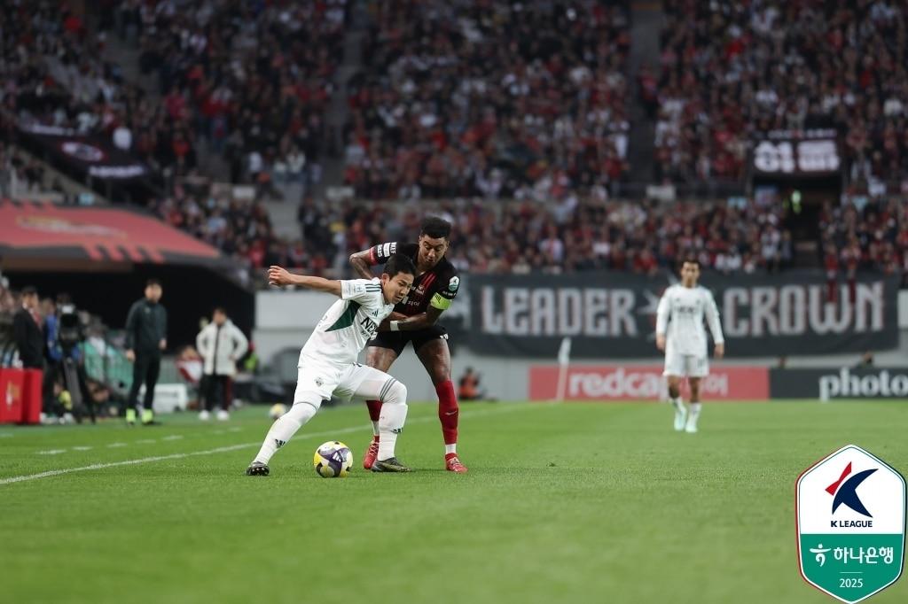 본문 이미지 - 3일 서울월드컵경기장에서 열린 FC서울-전북 현대전에서 올해 K리그1 최다 관중을 기록했다. &#40;한국프로축구연맹 제공&#41;