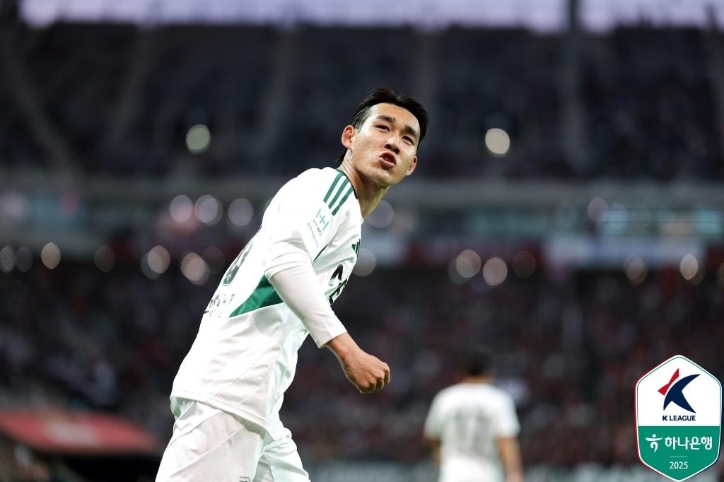 본문 이미지 - FC서울을 상대로 결승골을 넣은 전북 현대 송민규. &#40;한국프로축구연맹 제공&#41;