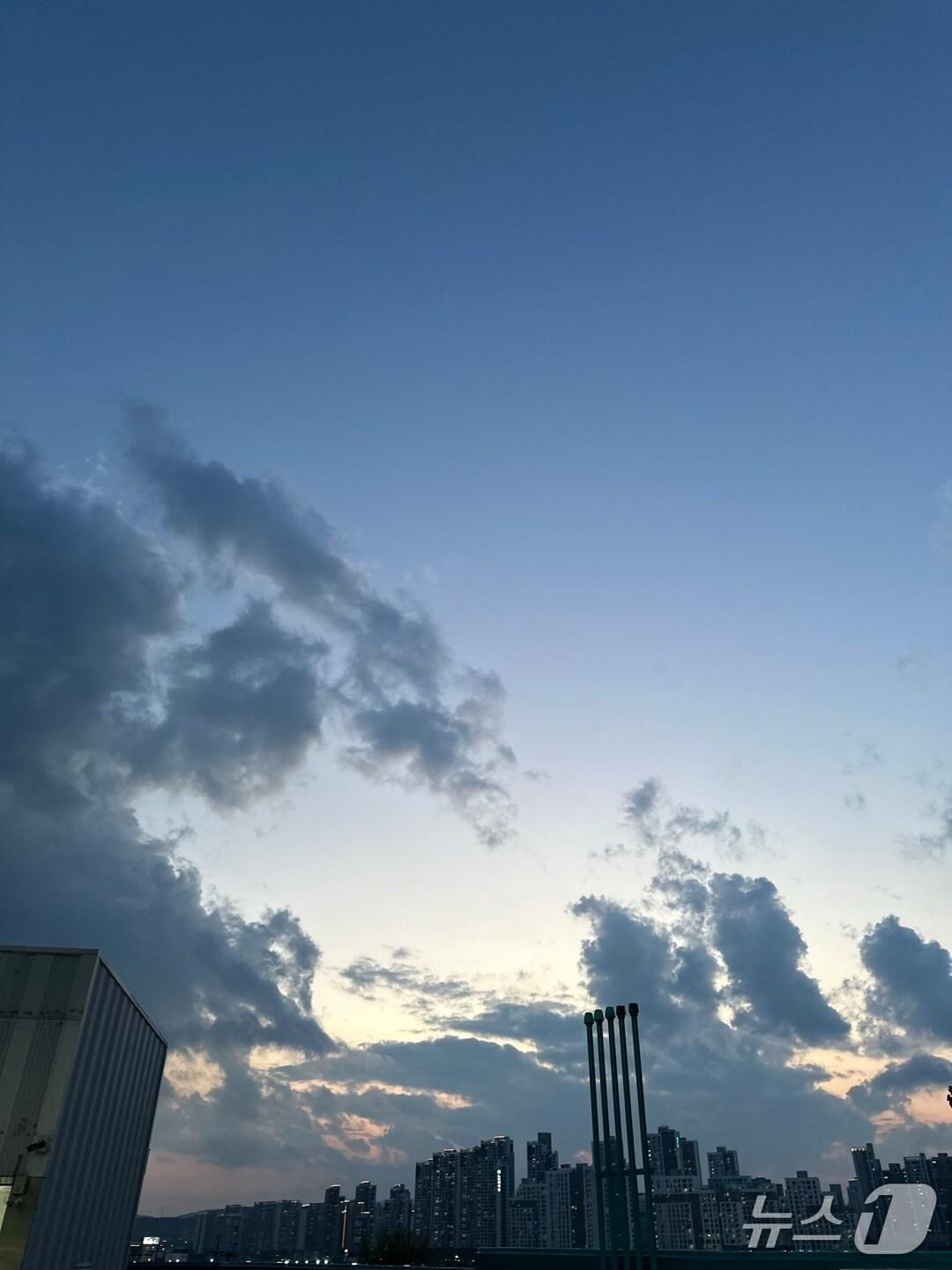 본문 이미지 - 3일 오후 경기북부 일대 하늘 풍경. 2025.5.3/뉴스1 ⓒ News1 이상휼 기자