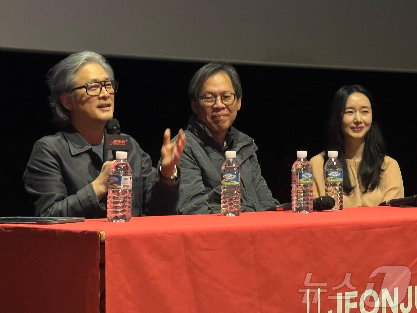 본문 이미지 - 제26회 전주국제영화제 넷째날인 3일 메가박스 전주객사에서 진행된 'J 스페셜클래스'에서 박찬욱 감독(왼쪽부터), 박찬경 감독, 배우 이정현이 관객들과 대화하고 있다. 2025.5.3/뉴스1 ⓒ News1 장수인 기자