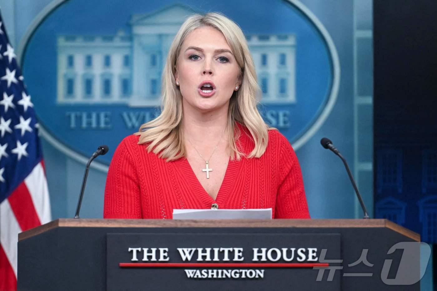 캐롤라인 레빗 백악관 대변인이 29일(현지시간) 워싱턴DC 백악관 브래디 브리핑룸에서 도널드 트럼프 미국 대통령이 행정명령을 통해 내린 상호관세 등이 적법하다고 주장하고 있다. 2025.05.29 ⓒ AFP=뉴스1 ⓒ News1 류정민 특파원