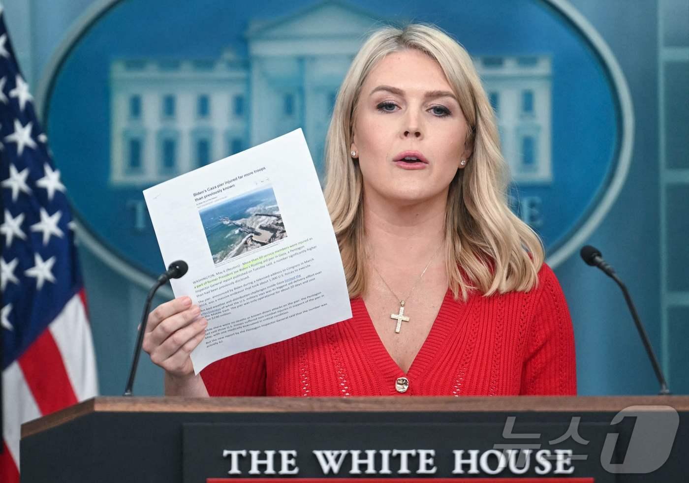 캐롤라인 레빗 백악관 대변인이 29일&#40;현지시간&#41; 워싱턴DC 백악관 브래디 브리핑룸에서 열린 브리핑에서 2024년 5월부터 2024년 7월까지 미군이 가자지구에 건설했지만 파괴된 부유식 부두 시설 관련 기사를 들고 발언하고 있다. 2025.05.29 ⓒ AFP=뉴스1 ⓒ News1 류정민 특파원