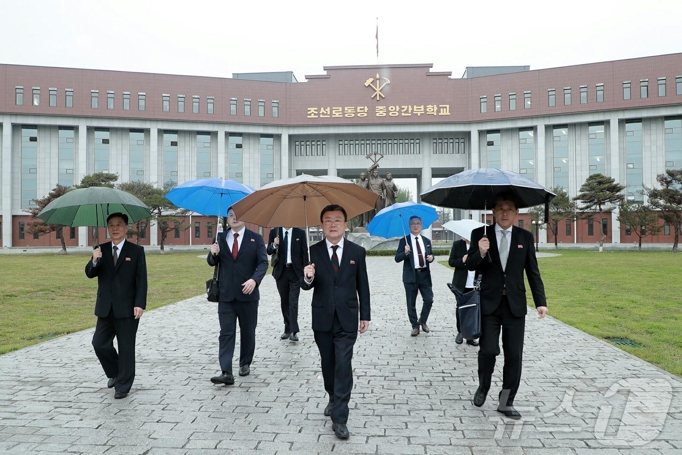 본문 이미지 - (평양 노동신문=뉴스1) = 작년 5월 30일 '총련 결성 70돌 재일본조선인감사단'이 조선혁명박물관, 중앙간부학교 등을 방문했다고 북한 노동당 기관지 노동신문이 보도했다. [국내에서만 사용가능. 재배포 금지. DB 금지. For Use Only in the Republic of Korea. Redistribution Prohibited] rodongphoto@news1.kr