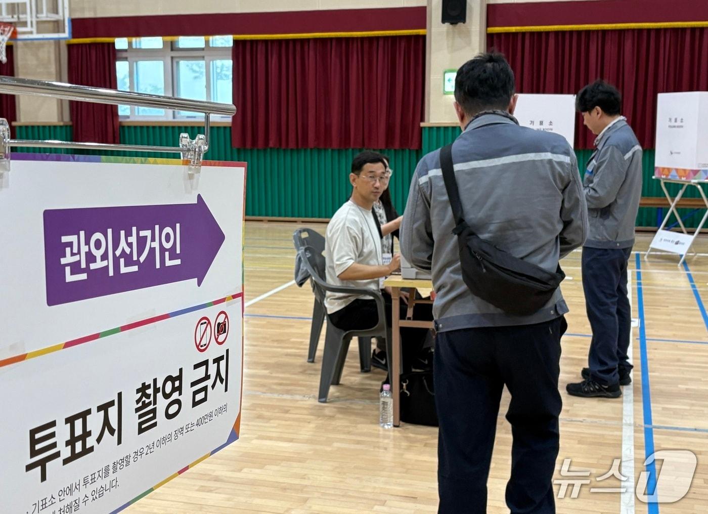 본문 이미지 - 제21대 대선 사전투표 둘째날인 30일 경남 거제시 거제초 사전투표소에서 유권자들이 투표 용지를 배부받고 있다.2025.05.30/뉴스1 강미영기자