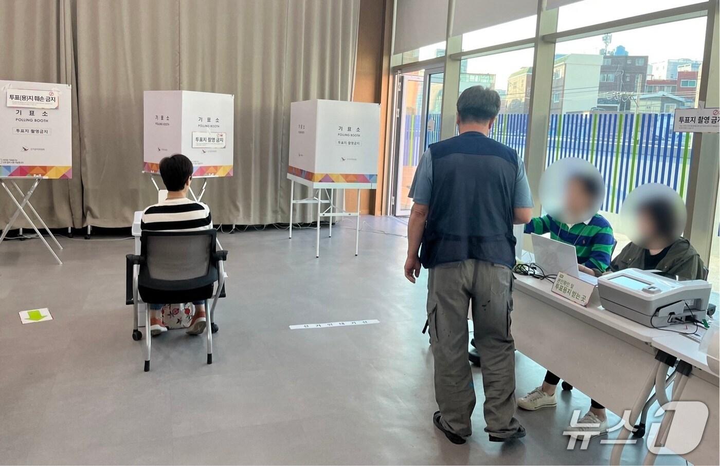 제21대 대통령선거 사전투표 둘째 날인 30일 부산 연제구 연산3동 행정복지센터 투표소에서 한 시민이 신분 확인을 하고 있다.2025.5.30/뉴스1 ⓒ News1 장광일 기자