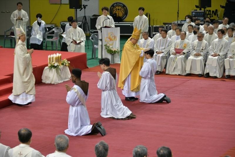 본문 이미지 - 청주교구 사제서품식