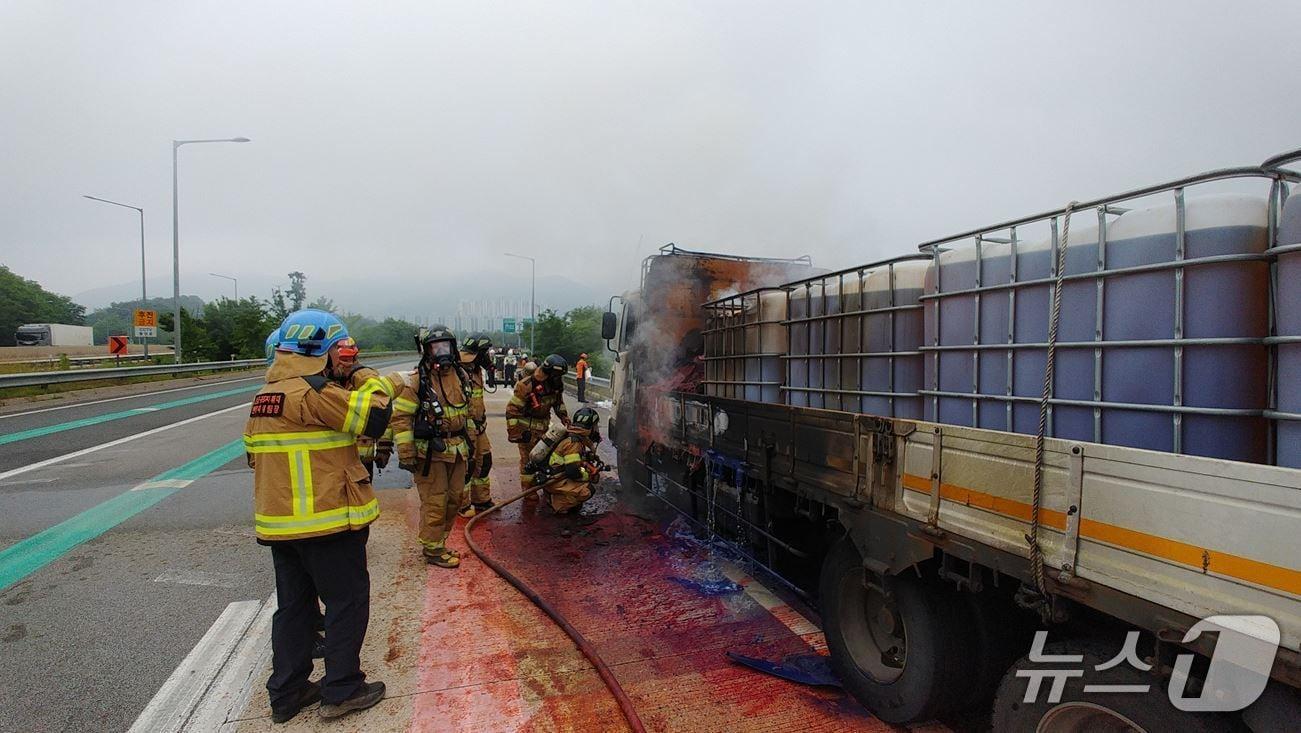 본문 이미지 - 29일 오전 7시1분쯤 김천시 아포읍 송천리 중부내륙고속도로 창원 방향 김천JC 램프 구간에서 염료를 실은 4.5톤 화물차의 엔진에서 원인을 알 수 없는 불이나 소방당국이 진화하고 있다.(경북소방본부 제공. 재판매 및 DB 금지)2025.5.30/뉴스1