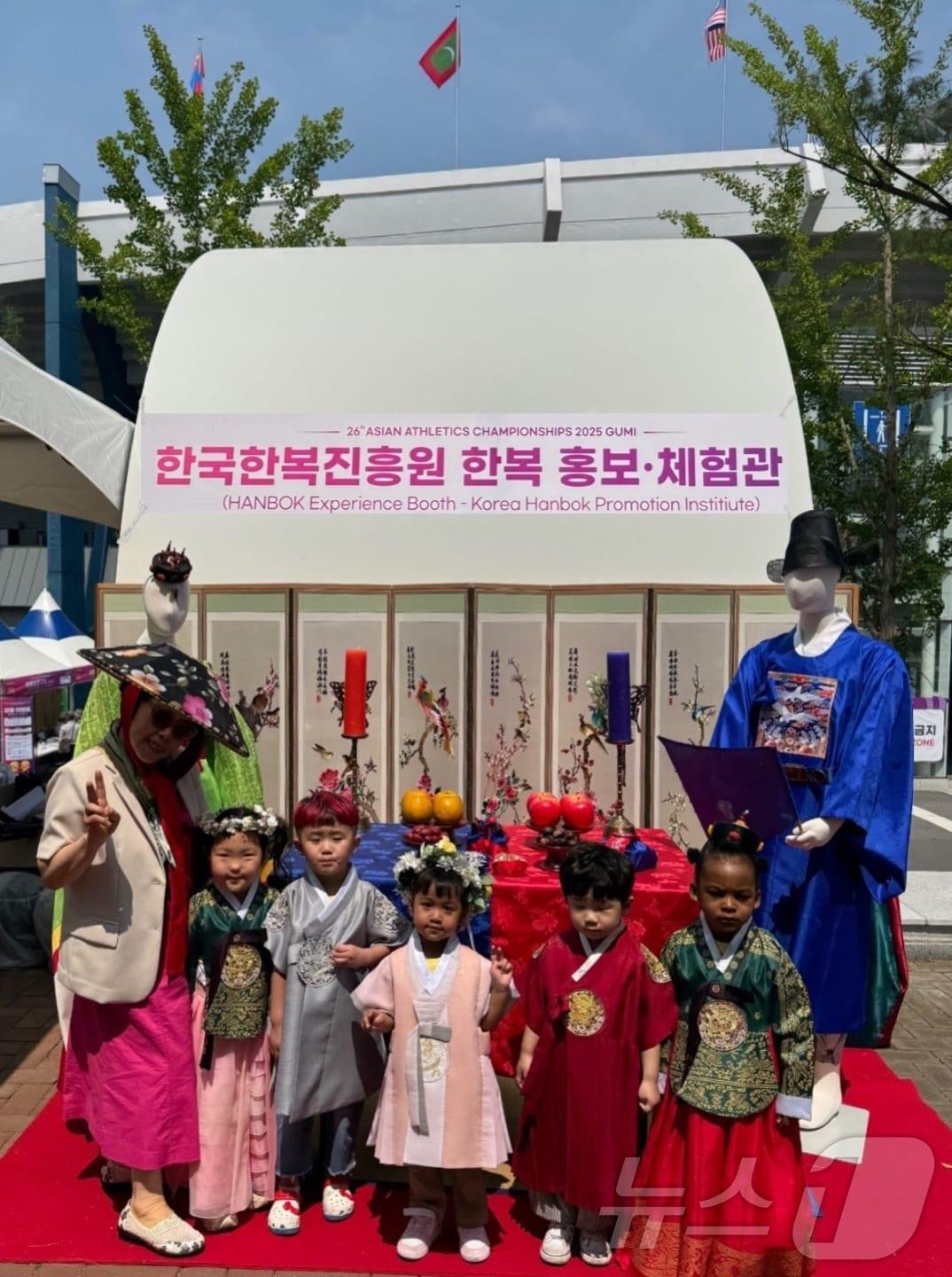 본문 이미지 - 경북도는 2025 구미아시아육상경기선수권대회가 5월 27~31일까지 열리는 가운데 ‘한복 홍보·체험관’이 국내외 참가자들로부터 큰 인기를 얻고 있다. ⓒ News1 김대벽기자