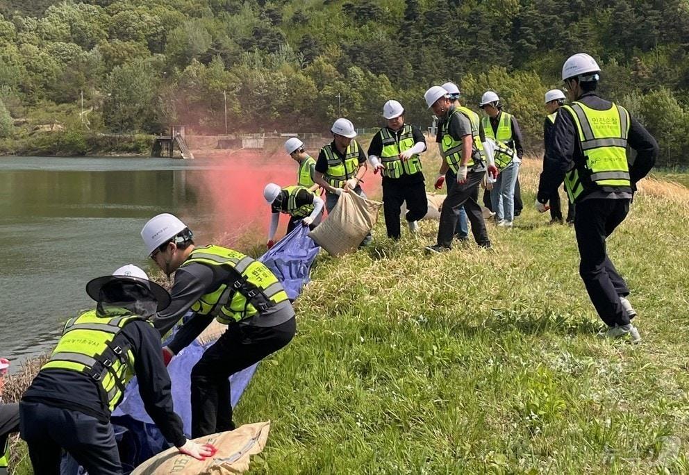본문 이미지 - 경북도는 여름철 태풍과 집중호우 등 자연재난에 대비해 3월 말부터 5월 말까지 도내 21개 시군과 한국농어촌공사 등 유관기관과 함께 저수지 비상대처훈련을 실시했다. ⓒ News1 김대벽기자