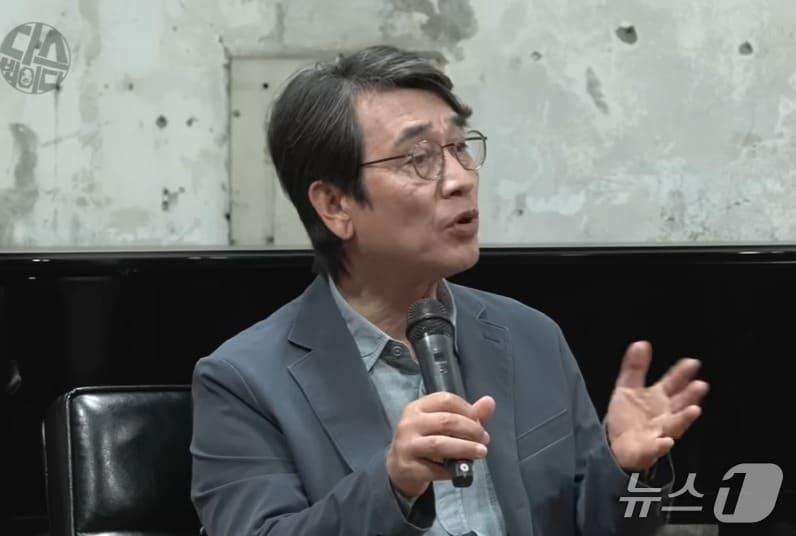 본문 이미지 - 유시민 작가가 지난 28일 유튜브 채널 '김어준의 다스뵈이다'에서 김문수 국민의힘 대선후보 부인 설난영 여사에 대해 발언하고 있다. (유튜브 갈무리) ⓒ 뉴스1 