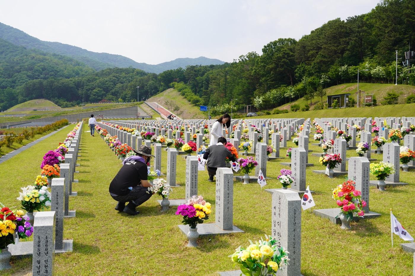 창진원이 현충일을 앞두고 대전 현충원을 찾아 봉사활동을 했다 (창진원 제공)