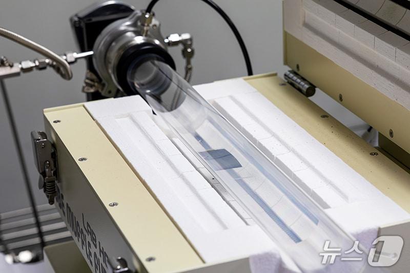 본문 이미지 -  사각형 조각으로 자른 스테인리스강(SUS)에 이황화몰리브덴 박막을 코팅하기 위해 유기화학기상증착(MOCVD) 장비에 넣은 모습(화학연 제공) /뉴스1