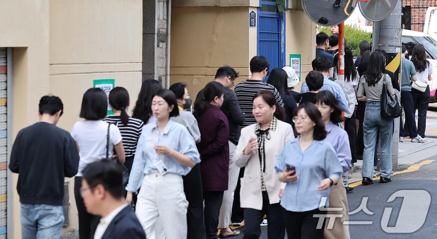 제21대 대통령 선거 사전 투표 둘째 날인 30일 오전 서울 종로구 사직동 주민센터에 마련된 사전투표소에서 유권자들이 투표하기 위해 줄을 서 있다. 2025.5.30/뉴스1 ⓒ News1 김성진 기자