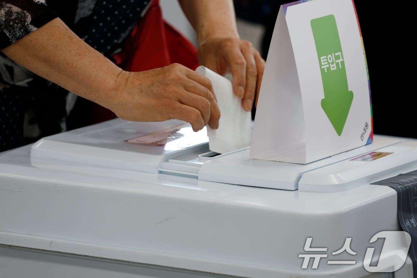 제21대 대통령 선거 사전투표 둘째날인 30일 광주시 광산구 운남동 사전투표소에서 유권자들이 한 표를 행사하고 있다 2025.5.30/뉴스1 ⓒ News1 김태성 기자