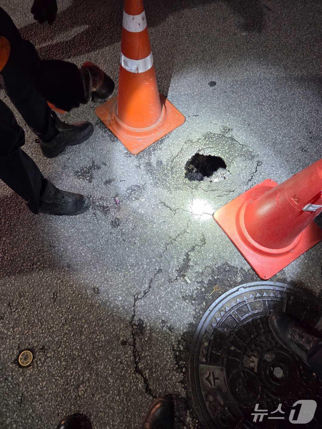 본문 이미지 - 원주 단계동 장미공원 땅꺼짐.(강원도소방본부 제공, 재판매 및 DB금지)