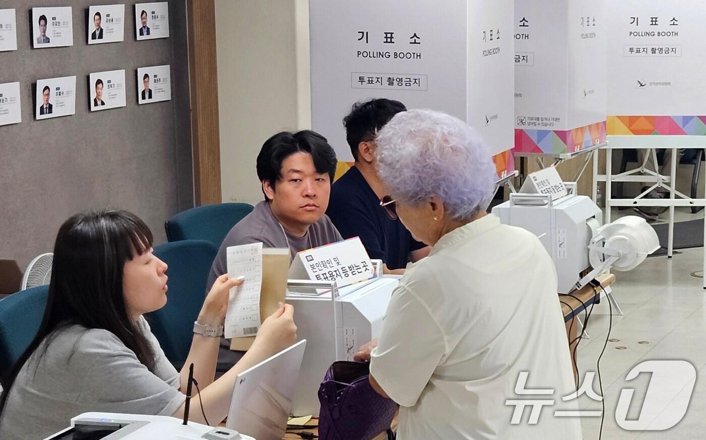 제21대 대통령 선거 사전 투표 둘째날인 30일 전북 전주시 완산구청 4층 회의실에 마련된 사전투표소에서 한 유권자가 투표용지를 받고 있다. 2025.5.30/뉴스1 ⓒ News1 유경석 기자