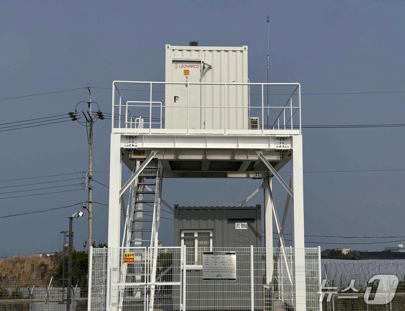 본문 이미지 - 제주공항 내 공항기상라이다(기상청 제공) ⓒ 뉴스1
