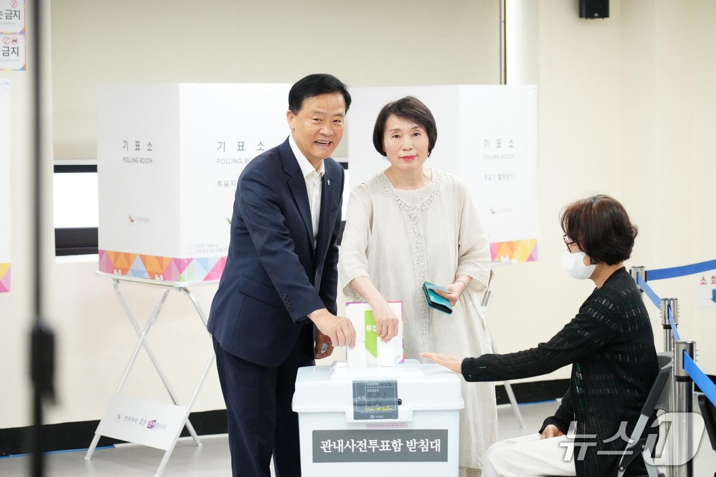 이승로 성북구청장 부부가 지난 29일 석관동주민센터 2층에 마련된 투표소에서 사전투표를 하고 있다.(성북구청 제공)