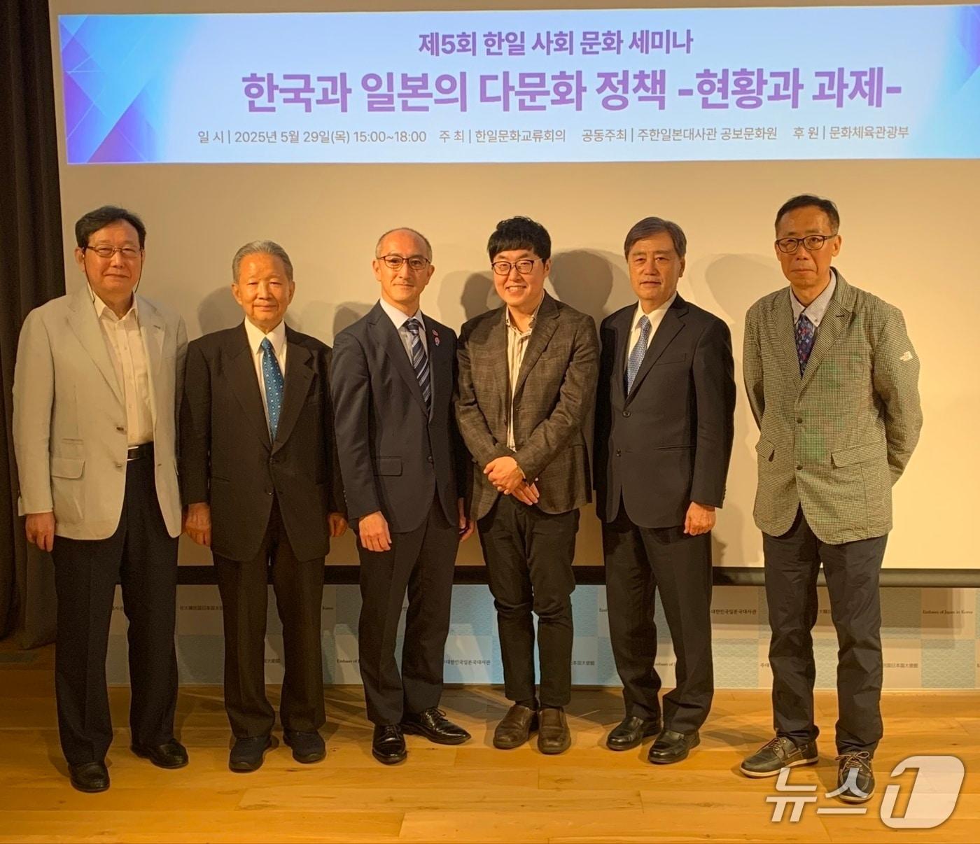 본문 이미지 - '제5회 한일 사회·문화 세미나'에 참석한 한일 전문가들이 기념 촬영을 하고 있다.(한일문화교류회의 제공)