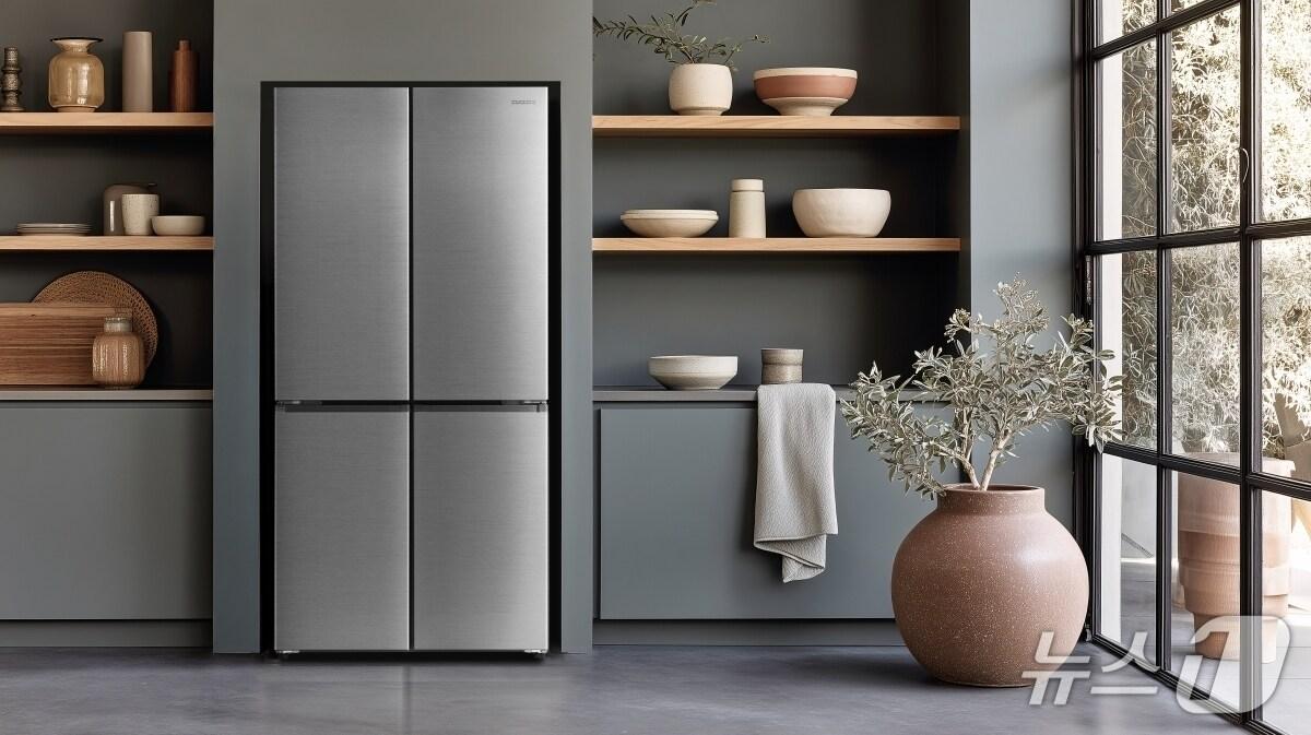 본문 이미지 - 쿠쿠의 신제품 프리미엄 4도어 냉장고.&#40;쿠쿠 제공&#41;