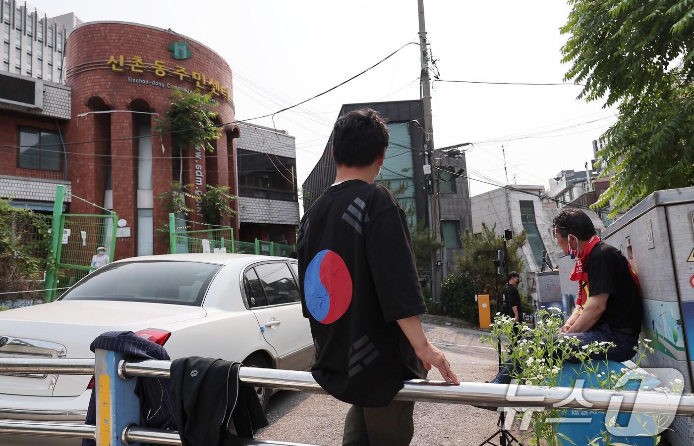 제21대 대통령 선거 사전 투표 둘째 날인 30일 오전 서울 서대문구 구 신촌동 주민센터에 마련된 신촌동 사전투표소에서 부정선거를 주장하는 유튜버들이 스마트폰으로 영상을 촬영하고 있다. 전날 이 투표소에서 투표용지가 외부로 반출되는 일이 발생해 중앙선거관리위원회가 관리부실 책임을 인정하며 대국민 사과문을 발표한 바 있다. 2025.5.30/뉴스1 ⓒ News1 김성진 기자