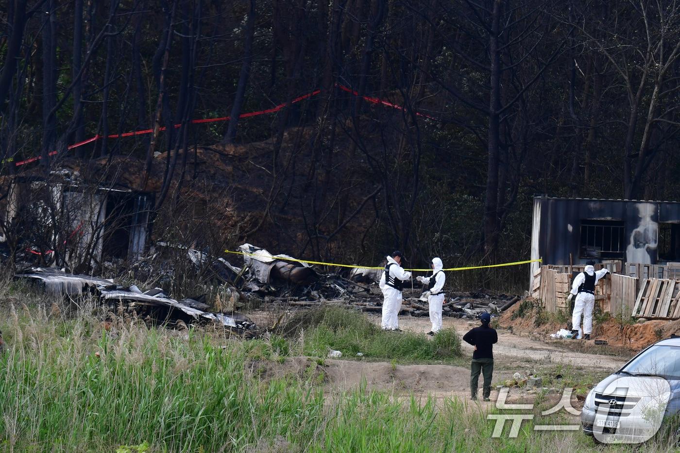 군 항공사고 조사관들이 30일 오전 경북 포항시 남구 동해면 야산에 추락한 해군 대잠 해상초계기 사고 현장 조사를 진행하고 있다. 2025.5.30/뉴스1 ⓒ News1 최창호 기자