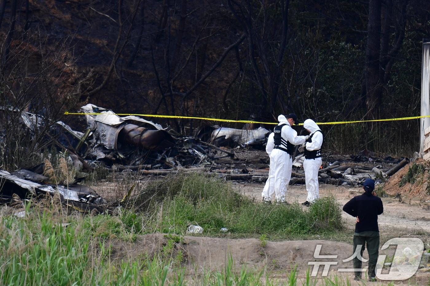 군 항공사고 조사관들이 30일 오전 경북 포항시 남구 동해면 야산에 추락한 해군 대잠 해상초계기 사고 현장 조사를 진행하고 있다. 2025.5.30/뉴스1 ⓒ News1 최창호 기자