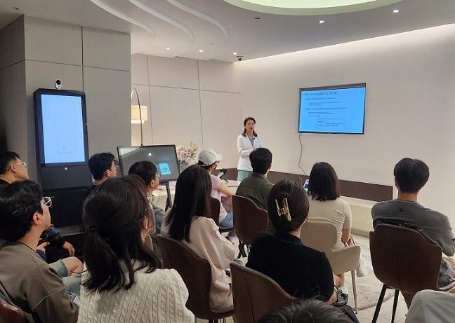 본문 이미지 - 29일 휴메딕스가 의료진을 대상으로 HA 필러를 활용한 미세 부위 시술 강연을 개최했다. 연자는 뷰티바성형외과 김은연 대표원장. (휴온스글로벌 제공)