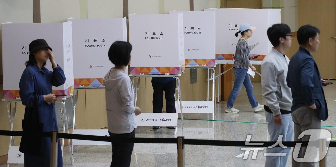 제21대 대통령선거 사전투표 둘째 날인 30일 오전 부산 남구청 대강당에 마련된 사전투표소에서 유권자들이 투표를 하고 있다. 2025.5.30/뉴스1 ⓒ News1 윤일지 기자