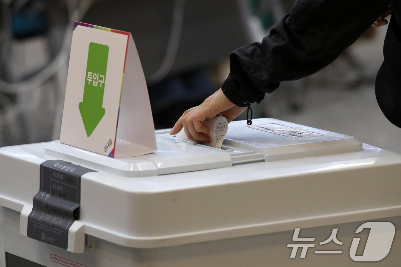 제21대 대통령선거 사전투표 둘째 날인 30일 오전 부산 남구청 대강당에 마련된 사전투표소에서 유권자가 투표를 하고 있다. 2025.5.30/뉴스1 ⓒ News1 윤일지 기자