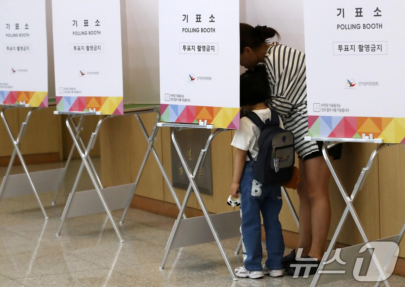 제21대 대통령선거 사전투표 둘째 날인 30일 오전 부산 남구청 대강당에 마련된 사전투표소에서 유권자가 아이와 함께 투표하고 있다. 2025.5.30/뉴스1 ⓒ News1 윤일지 기자