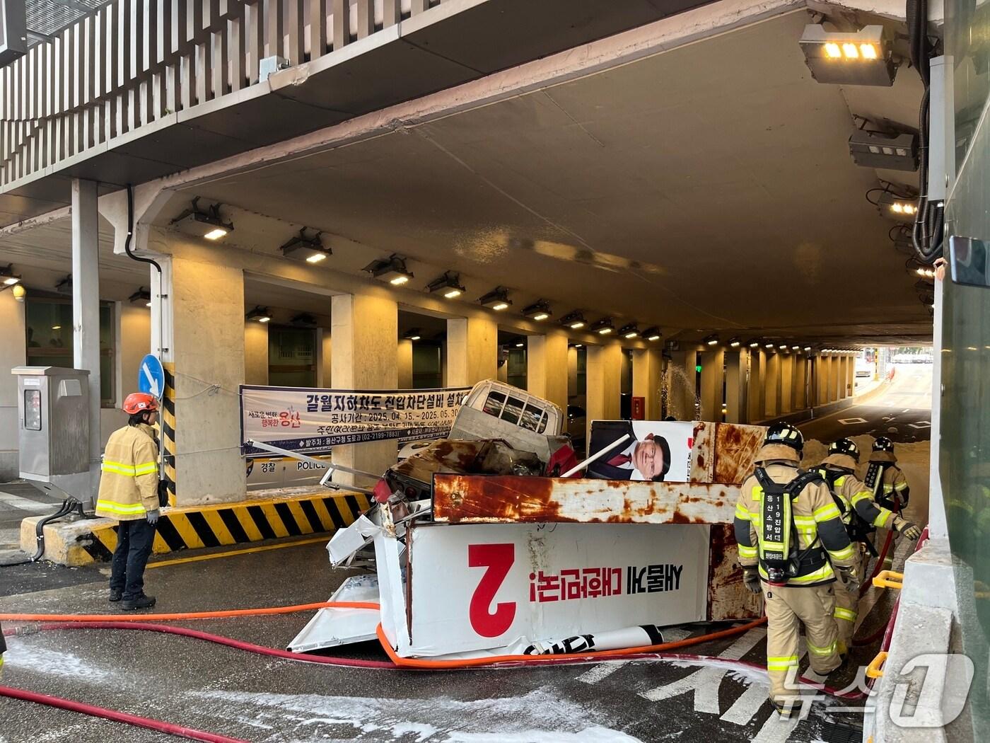 본문 이미지 - 30일 오전 9시 12분쯤 서울 용산구 갈월지하차도에 국민의힘 선거 유세차량이 사고로 전복된 모습. / 뉴스1 김종훈 기자