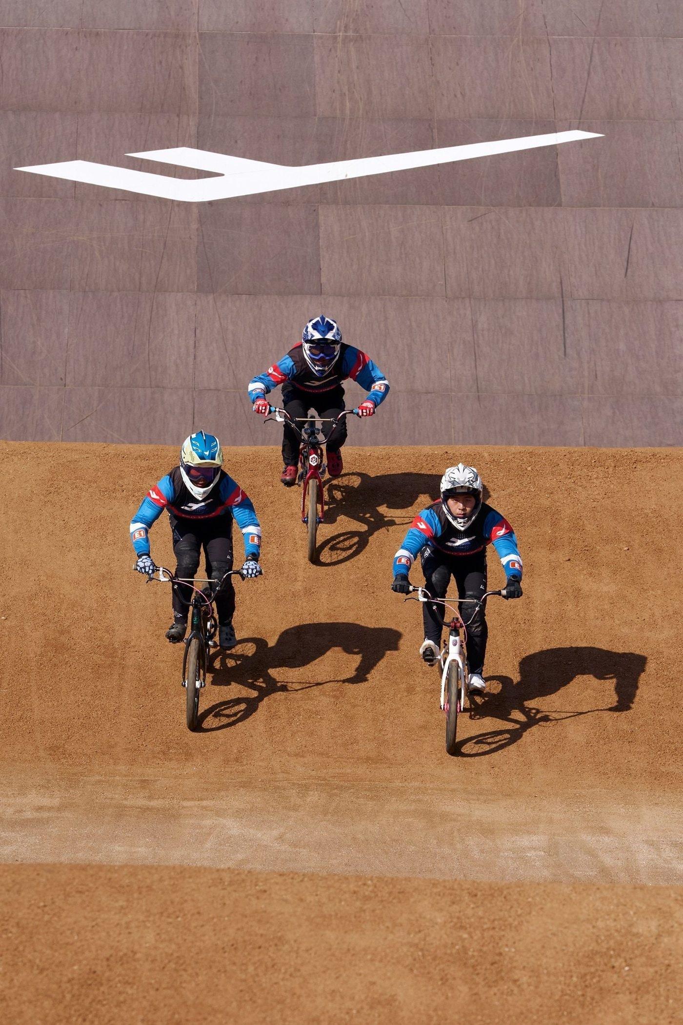 본문 이미지 - 프로-스펙스가 BMX 유소년 선수들로 구성된 '프로-스펙스 BMX팀'과 함께한 화보를 30일 공개했다.(프로-스펙스제공)