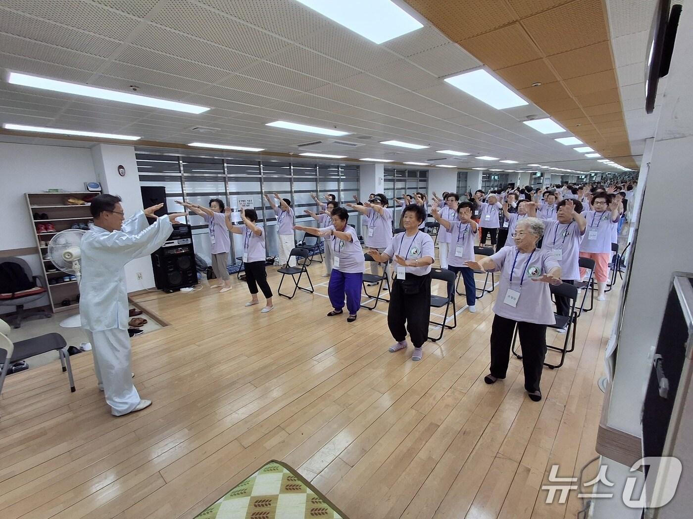 본문 이미지 - 지난해 한방애(愛) 건강 타이치 프로그램 모습 (금산군 제공.재판매 및 DB금지)/뉴스1