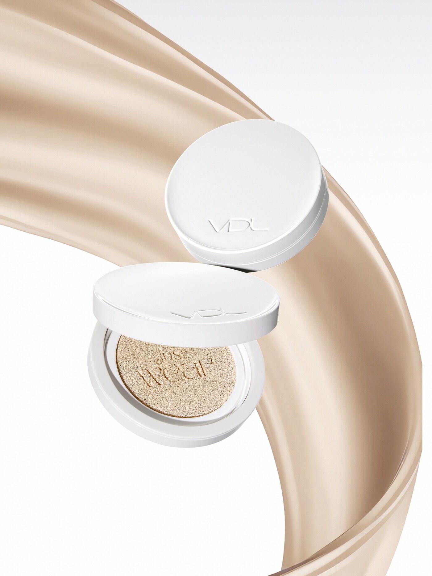 본문 이미지 - VDL은 덥고 습한 여름을 앞두고 강력한 커버 지속력을 선사하는 쿠션과 '썸머 핑크' 색상의 블러셔를 신규로 출시했다.(VDL제공)