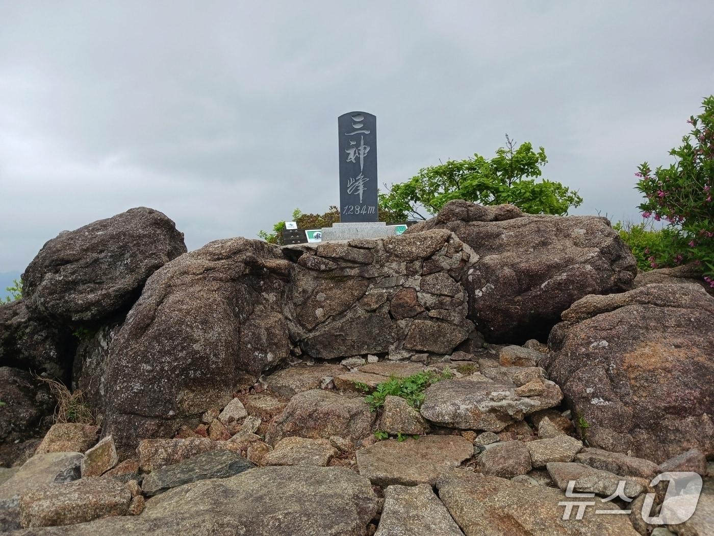 본문 이미지 - 지리산 남부능선에 우뚝 솟은 삼신봉 (1284m).  정면으론  노고단부터 써리봉까지 지리산 주능선을 모두 조망할 수 있고  뒤론 청학동을 볼 수 있는 '뷰 맛집'이다. 여기서  왼쪽으로 10㎞ 정도 가면 쌍계사,  6㎞ 정도 직진하면 세석대피소가 있다.