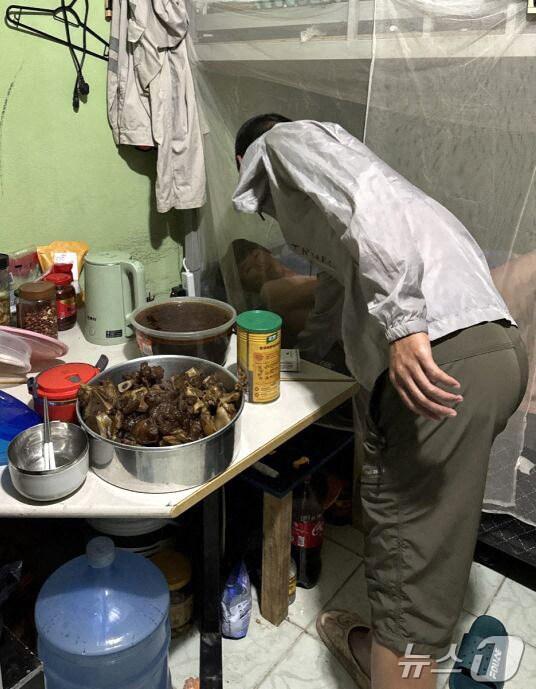 본문 이미지 - 지난해 12월 24일&#40;현지시간&#41; 브라질 노동부가 공개한 북동부 바이아주 카마카리의 중국 전기차 업체 BYD 공장 건설현장에서 적발된 노예노동 피해자 모습. 2024.12.24 ⓒ AFP=뉴스1 ⓒ News1 김지완 기자