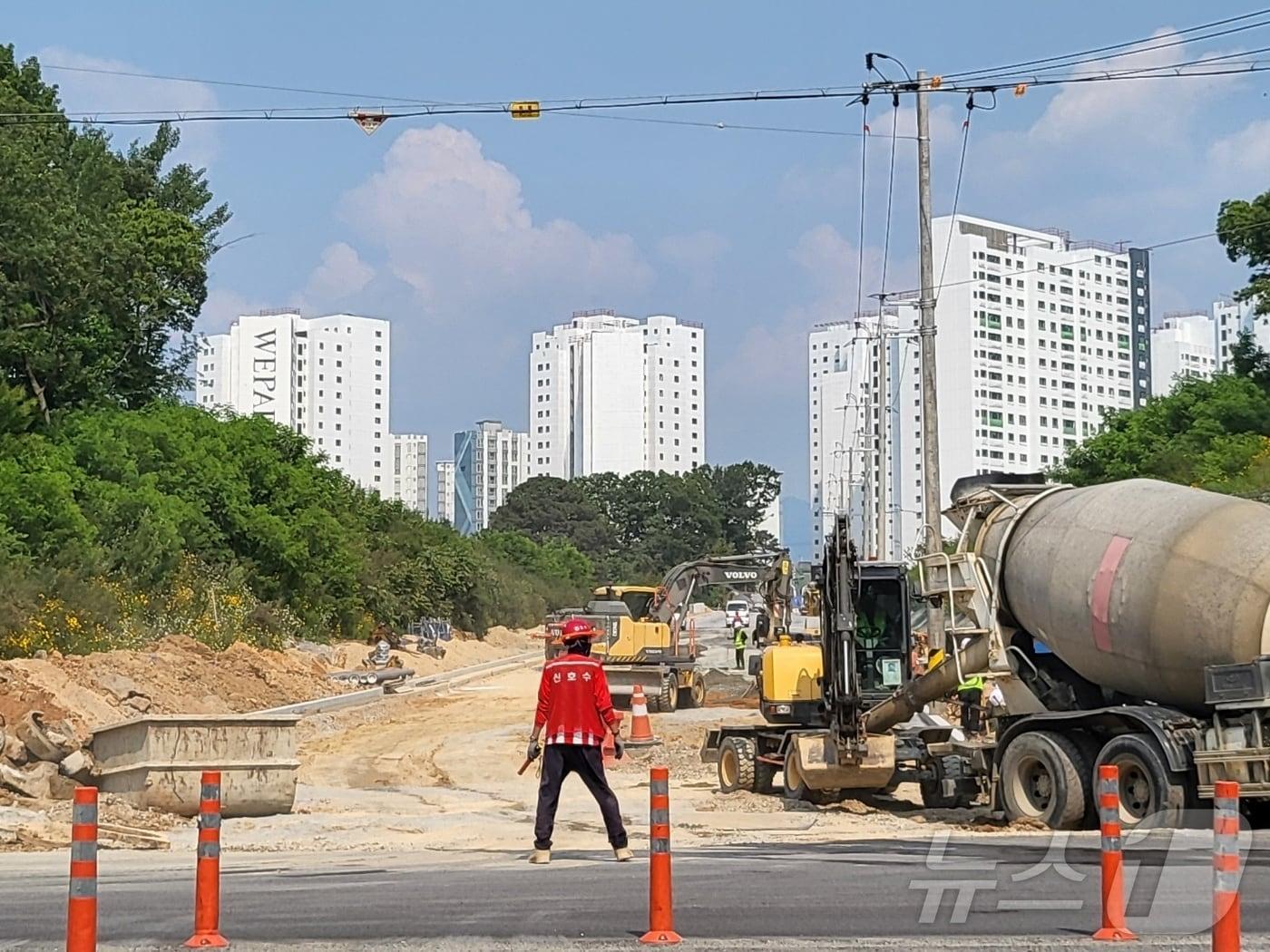 본문 이미지 - 29일 광주 서구 금호동 &#39;위파크 마륵공원&#39; 아파트와 주요 도로인 U대회도로를 연결하는 왕복 4차로 공사가 진행 중이다. 230m가 군사시설제한보호구역에 포함돼 있어 도로를 개설하기 위해서는 공군본부&#40;제1전투비행단&#41;의 동의를 받아야 하지만 동의를 받지 못한 채 불법으로 추진되고 있다.2025.5.30/뉴스1 